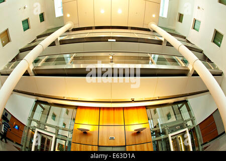 Gatwick Arora International Hotel Foyer cercando fino al secondo piano Foto Stock