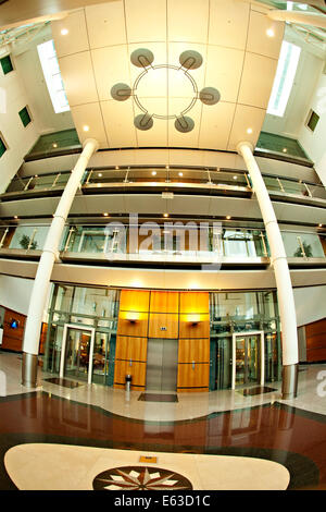 Gatwick Arora International Hotel Foyer cercando fino al secondo piano Foto Stock