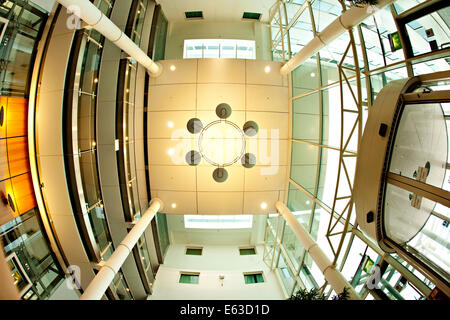 Gatwick Arora International Hotel Foyer guardando al soffitto dal pavimento Foto Stock