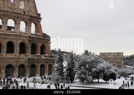 Roma - Feb 4: Colosseo dopo la nevicata del 4 febbraio 2012 a Roma. L'ultima nevicata a Roma è stato nel 1985 Foto Stock