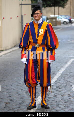 Città del Vaticano, Italia - 22 aprile: una guardia svizzera pontificia sta di guardia all'ingresso della basilica di san Pietro il 22 aprile 2012 Foto Stock