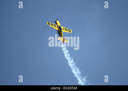 Il pilota italiano Francesco fornabaio esegue su un breitling 300 extra in aereo a Roma international air show Foto Stock