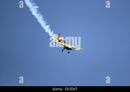 Il pilota italiano Francesco fornabaio esegue su un breitling 300 extra in aereo a Roma international air show Foto Stock