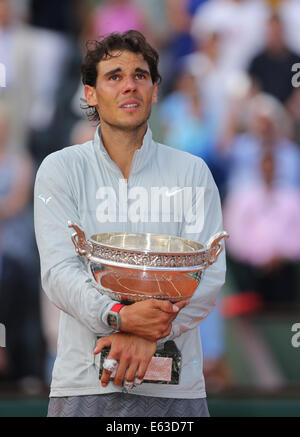 Rafael Nadal (ESP) con trophy,French Open 2014,Roland Garros, Parigi, Francia Foto Stock