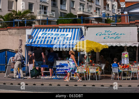 Westcliff on Sea, Essex, Regno Unito. 13 Ago, 2014. Famose caffetterie a Westcliff on Sea accanto alla famosa località di Southend on l'estuario del Tamigi sono frequentati da turisti e daytrippers. Riconoscibili dalle loro tende colorate la maggior parte rimangono aperti tutto l'anno, indipendentemente dalle condizioni meteorologiche Credito: Timothy Smith/Alamy Live News Foto Stock