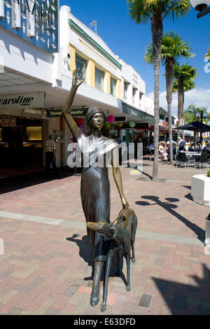 Statua di bronzo di una donna e il cane a Napier nel Hawke's Bay Regione, Isola del nord, Nuova Zelanda. Foto Stock