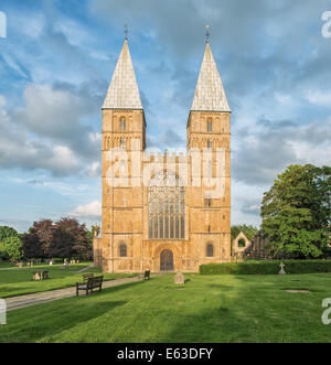 Una vista di fronte di Southwell Minster presi in sera la luce del sole. Il ministro è situato a Southwell, Nottinghamshire vicino a Nottingham, Inghilterra England Regno Unito. Foto Stock