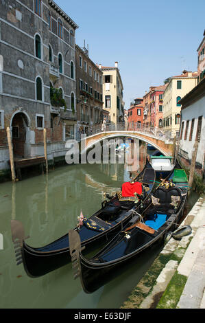 Alla veneziana tradizionali gondole ancorate sul piccolo canale a Venezia Italia Foto Stock