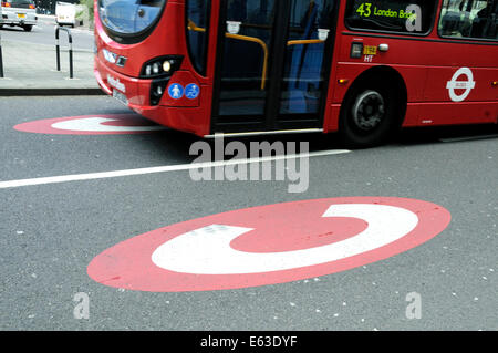 Il passaggio di bus di segnale Congestion Charge stampato su strada, Old Street rotonda, London Borough di Islington Inghilterra Gran Bretagna REGNO UNITO Foto Stock