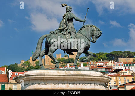 Il Portogallo, Lisbona: la statua equestre di re Giovanni 1st. a Praça da Figueira con vista al Castello di San Giorgio Foto Stock