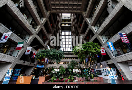 Batavia, Illinois, Stati Uniti d'America. 12 Ago, 2014. Bandiere internazionali mosca all'interno di Robert Wilson Hall presso l'U.S. Dipartimento di Energia il Fermilab, America del laboratorio nazionale per la fisica delle particelle la ricerca. Fermilab scienziati, ingegneri e tecnici di progettazione, la costruzione e il funzionamento di alcuni dei più complessi e potenti acceleratori di particelle e i rivelatori in tutto il mondo per esplorare i misteri di materia e di energia, di spazio e di tempo. © Brian Cahn/ZUMA filo/Alamy Live News Foto Stock