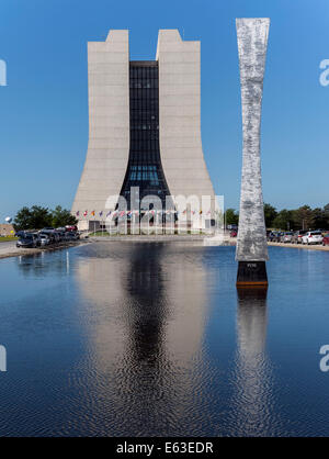 Batavia, Illinois, Stati Uniti d'America. 13 Ago, 2014. Vista della piscina riflettente e il Robert Rathbun Wilson Hall presso l'U.S. Dipartimento di Energia il Fermilab, America del laboratorio nazionale per la fisica delle particelle la ricerca. Fermilab scienziati, ingegneri e tecnici di progettazione, la costruzione e il funzionamento di alcuni dei più complessi e potenti acceleratori di particelle e i rivelatori in tutto il mondo per esplorare i misteri di materia e di energia, di spazio e di tempo. © Brian Cahn/ZUMA filo/Alamy Live News Foto Stock