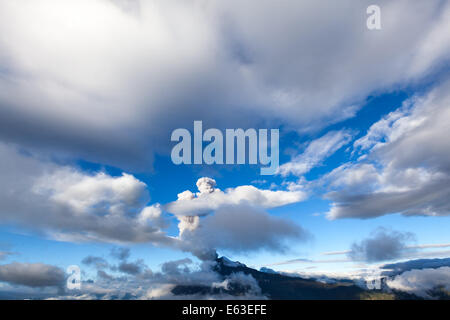 Super Wide Angle Shot del vulcano Tungurahua eruzione in Ecuador Foto Stock