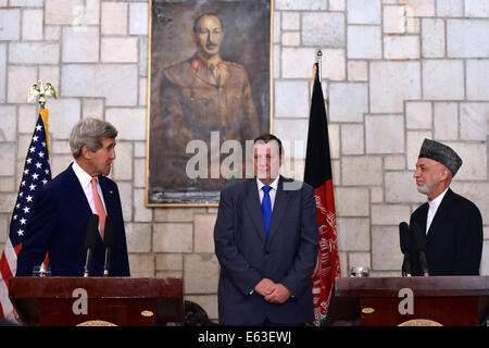 Stati Uniti Il segretario di Stato John Kerry, uniti da Nazioni Unite la missione di assistenza in Afghanistan capo Jan Kubis, grazie il Presidente afgano Hamid Karzai come egli si rivolge ai giornalisti sul palazzo Presidenziale motivi a Kabul, in Afghanistan, il 13 luglio 2014, circa Foto Stock