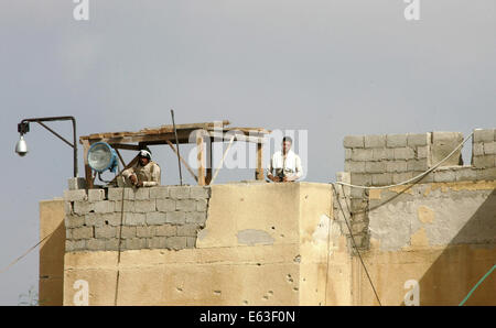 Rafah nella striscia di Gaza, Territori palestinesi. 13 Ago, 2014. Egiziano le forze di sicurezza di guardia in una torre di controllo vicino al confine Egypt-Gaza nella città di Rafah nel sud della striscia di Gaza, 13 agosto 2014. La minaccia di una nuova guerra a Gaza si profilava come l'orologio spuntata verso la fine dei tre giorni di cessate il fuoco senza un segno di un passo in avanti per i colloqui indiretti al Cairo tra Israele e i palestinesi di credito: Abed Rahim Khatib/immagini APA/ZUMA filo/Alamy Live News Foto Stock