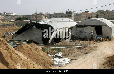 Rafah nella striscia di Gaza, Territori palestinesi. 13 Ago, 2014. Un uomo palestinese ispeziona i tunnel di contrabbando, che testimoni detto sono state distrutte durante l'offensiva israeliana, vicino al confine Egypt-Gaza nella città di Rafah nel sud della striscia di Gaza, 13 agosto 2014. La minaccia di una nuova guerra a Gaza si profilava come l'orologio spuntata verso la fine dei tre giorni di cessate il fuoco senza un segno di un passo in avanti per i colloqui indiretti al Cairo tra Israele e i palestinesi di credito: Abed Rahim Khatib/immagini APA/ZUMA filo/Alamy Live News Foto Stock