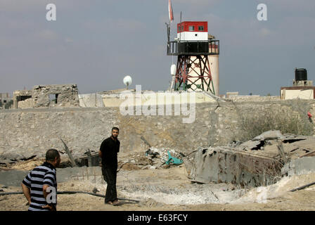 Rafah nella striscia di Gaza, Territori palestinesi. 13 Ago, 2014. Palestinesi ispezionare i tunnel di contrabbando, che testimoni ha detto è stato distrutto durante l'offensiva israeliana, vicino al confine Egypt-Gaza nella città di Rafah nel sud della striscia di Gaza, 13 agosto 2014. La minaccia di una nuova guerra a Gaza si profilava come l'orologio spuntata verso la fine dei tre giorni di cessate il fuoco senza un segno di un passo in avanti per i colloqui indiretti al Cairo tra Israele e i palestinesi di credito: Abed Rahim Khatib/immagini APA/ZUMA filo/Alamy Live News Foto Stock