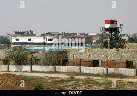 Rafah nella striscia di Gaza, Territori palestinesi. 13 Ago, 2014. Un membro egiziano di forze di sicurezza sta di guardia in una torre di controllo vicino al confine Egypt-Gaza nella città di Rafah nel sud della striscia di Gaza, 13 agosto 2014. La minaccia di una nuova guerra a Gaza si profilava come l'orologio spuntata verso la fine dei tre giorni di cessate il fuoco senza un segno di un passo in avanti per i colloqui indiretti al Cairo tra Israele e i palestinesi di credito: Abed Rahim Khatib/immagini APA/ZUMA filo/Alamy Live News Foto Stock