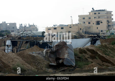 Rafah nella striscia di Gaza, Territori palestinesi. 13 Ago, 2014. I tunnel di contrabbando, che testimoni detto sono state distrutte durante l'offensiva israeliana, sono visibili nei pressi del confine Egypt-Gaza nella città di Rafah nel sud della striscia di Gaza, 13 agosto 2014. La minaccia di una nuova guerra a Gaza si profilava come l'orologio spuntata verso la fine dei tre giorni di cessate il fuoco senza un segno di un passo in avanti per i colloqui indiretti al Cairo tra Israele e i palestinesi di credito: Abed Rahim Khatib/immagini APA/ZUMA filo/Alamy Live News Foto Stock