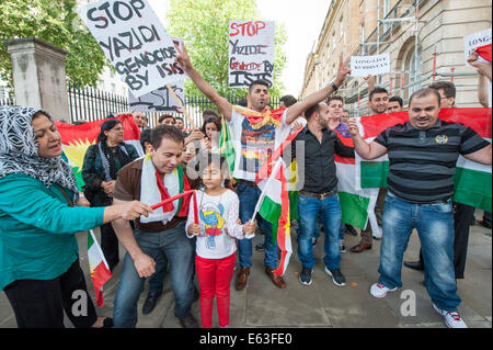 Whitehall, Londra, Regno Unito. Il 13 agosto 2014. Una grande folla di simpatizzanti si sono riuniti di fronte a Downing Street a dimostrare contro il primo ministro britannico inazione militare contro i militanti inflessibile in Iraq. La protesta e la veglia è stata organizzata dalla solidarietà contro ISIS campagna in associazione con il British Pakistani Associazione Cristiana. Nella foto: una giovane ragazza è data una candela come parte di un anti ISIS protesta e veglia in Whitehall, Londra. Credito: Lee Thomas/Alamy Live News Foto Stock