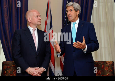 Stati Uniti Il segretario di Stato John Kerry indirizzi reporter con Regno Unito Segretario agli Esteri William Hague a Vienna, in Austria, il 13 luglio 2014, in mezzo ad una serie di P5+1 colloqui con l'Iran circa il suo programma nucleare. Foto Stock