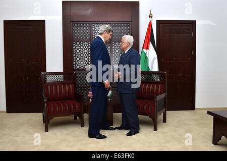 Stati Uniti Il segretario di Stato John Kerry parla con l Autorità Palestinese Presidente Mahmoud Abbas a Ramallah in Cisgiordania, il 23 luglio 2014, prima che i due si sedette per una discussione su un accordo di cessate il fuoco in scontri tra Israele e Hamas nella Striscia di Gaza. Foto Stock