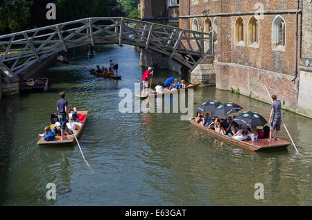 Sterline sul fiume Cam, Cambridge, con il ponte di matematica in background. Foto Stock