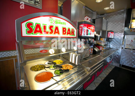 Auto-servire la salsa bar ad una Austin, Texas Carl's Jr. ristorante posizione. fast-food catena ha il doppio di marca Burrito verde Foto Stock