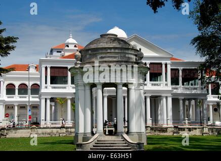 GEORGETOWN, MALAYSIA: un classico stile-tempietto siede sul prato presso la chiesa di San Giorgio con il Penang Alta Corte di edifici Foto Stock