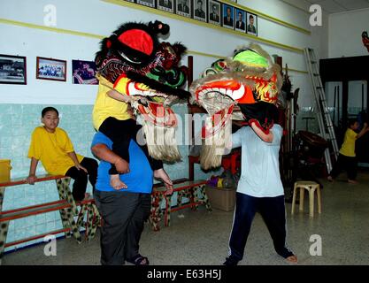 GEORGETOWN, MALAYSIA: giovani studenti imparare l'arte antica di Lion dancing a un cinese sala riunioni su Jalan Kek Chuan Foto Stock