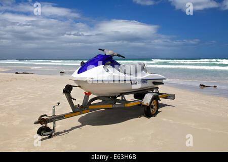 Jet ski parcheggiato presso la spiaggia di Cape Town, Sud Africa Foto Stock