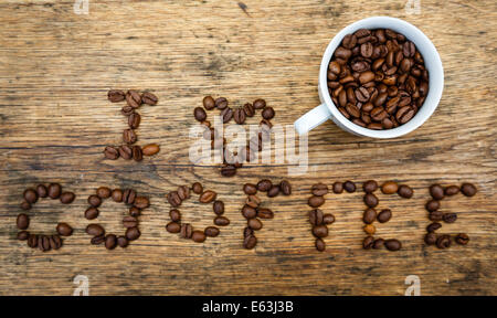Mi piace il caffè segno creato da chicchi di caffè e un bicchiere riempito con i chicchi di caffè. Foto Stock