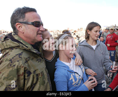 Accademia premiato attore e comico Robin Williams pone per le foto con le famiglie militari durante il 2007 OSU Tour di Natale 19 dicembre 2007 in Kuwait. Foto Stock