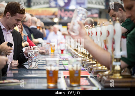 Londra, Regno Unito. 13 Ago, 2014. Il Great British Beer Festival presso il centro espositivo Olympia. Ogni anno il festival della birra organizzato dalla campagna per Real Ale che presenta una selezione di oltre 900 real ale, sidri, perries e di altre bevande alcoliche provenienti dal Regno Unito e in tutto il mondo. Credito: Guy Corbishley/Alamy Live News Foto Stock