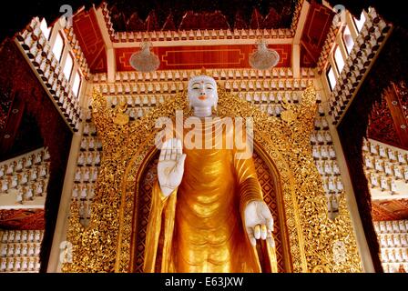 GEORGETOWN, MALAYSIA: un benevolo gold-vestita di bianco gigante Buddha nella grande hall del Dhammikarama buddista birmano Temp Foto Stock