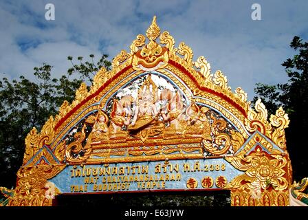 GEORGETOWN (Penang, Malesia : dorato cancello di entrata con il Buddha scolpito figure al Wat Chaiyamangalaram Thai tempio buddista * Foto Stock