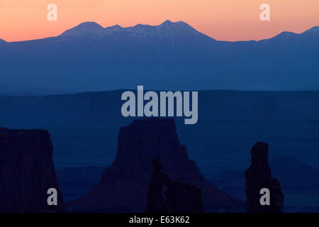 Sunrise oltre La Sal Mountains, Rondella donna Arch, Monster torre, e l'Aeroporto Torre, da Mesa Arch, Island in the Sky distretto, Foto Stock