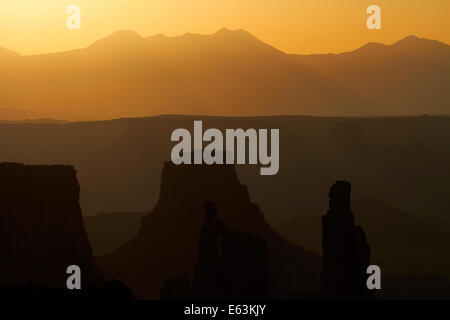 Sunrise oltre La Sal Mountains, Rondella donna Arch, Monster torre, e l'Aeroporto Torre, da Mesa Arch, Island in the Sky distretto, Foto Stock