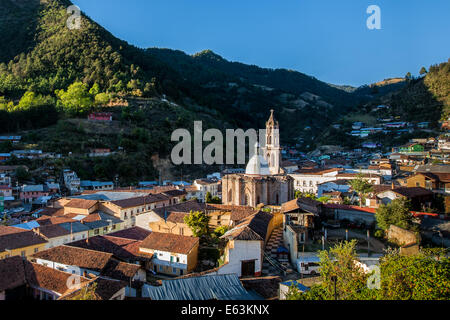 La città mineraria di Angangueo, Michoacan, Messico vicino alla farfalla monarca santuari. Foto Stock