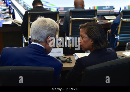 Stati Uniti Il segretario di Stato John Kerry chat con Ambasciatore Susan Rice, il Presidente Nazionale del consulente di sicurezza prima che il Presidente Barack Obama affronta la U.S.-Africa Leaders Summit una sessione su "Investire in il futuro dell'Africa", presso l'U.S. Dipartimento di Foto Stock