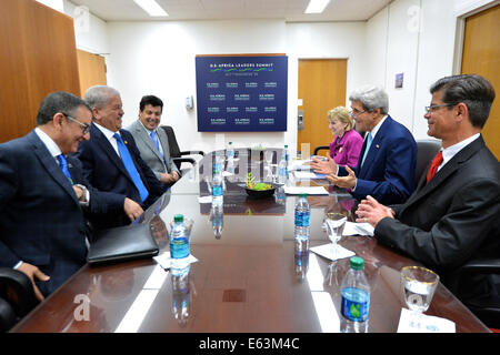 Stati Uniti Il segretario di Stato John Kerry tiene una riunione bilaterale con algerina di Primo Ministro Abdelmalek Sellal presso l'U.S. Il Dipartimento di Stato a Washington D.C., il 6 agosto 2014. I capi di Stato e di governo di tutto il continente africano sono nella capitale della nazione per un Foto Stock