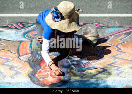 Artista che lavora su chalk pezzo di arte, Chalk Art Festival, Larimer Square, Denver, Colorado, STATI UNITI D'AMERICA Foto Stock