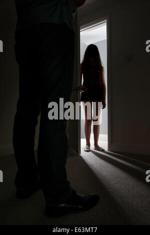 Irriconoscibile silhouette di una ragazza in piedi in una porta. Foto Stock