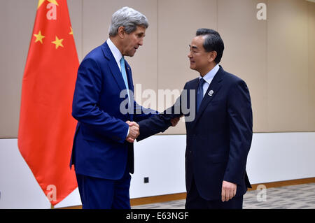 Stati Uniti Il segretario di Stato John Kerry scuote le mani con il Ministro degli Affari Esteri cinese Wang Yi prima di due tenere una discussione bilaterale in mezzo alle riunioni con i colleghi degli Stati ASEAN unite a Naypyitaw, Birmania, nel mese di agosto. 9, 2014. Foto Stock