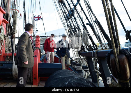 Stati Uniti Il segretario di Stato John Kerry attraversa il ponte di una replica della famosa esplorare nave HMS Endeavour ormeggiata presso l'Australian National Maritime Museum di Sydney Harbour, come egli parla di conservazione dell'oceano durante una visita a Sydney, Australia, su Foto Stock