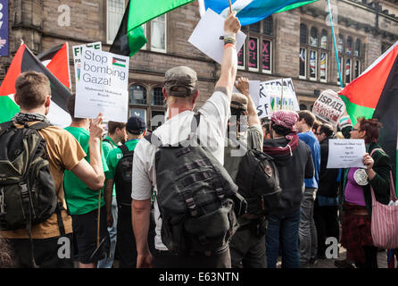 Anti-Israel / Stop bombardando Gaza protesta in piazza Bristo Edimburgo che ha chiuso il Fringe mostrano "Città" da un'azienda israeliana. Foto Stock