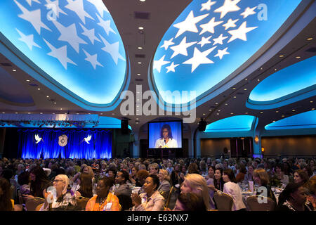 La First Lady Michelle Obama offre commento durante il Club del Congresso annuale della First Lady del pranzo a Washington, 1 maggio 2014. Foto Stock