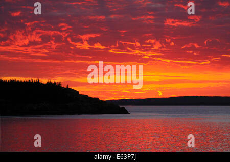 Sunrise vicino al foro di tuono, la Ocean Trail, Parco Nazionale di Acadia, Maine, Stati Uniti d'America Foto Stock