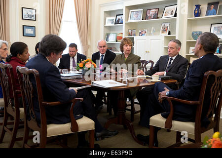 Il presidente Barack Obama scende dalla National Security Advisor Susan E. della Rice incontro con Catherine Ashton, Unione Europea Alto Rappresentante, nella National Security Advisor del West Wing ufficio presso la Casa Bianca, 6 maggio 2014. Foto Stock