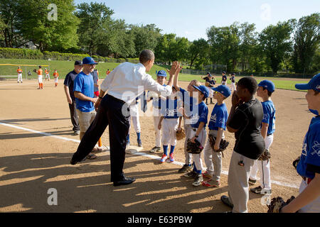 Il presidente Barack Obama saluta i membri della Northwest Washington Little League Baseball squadre durante un arresto a sorpresa in amicizia Park a Washington, 19 maggio 2014. Foto Stock